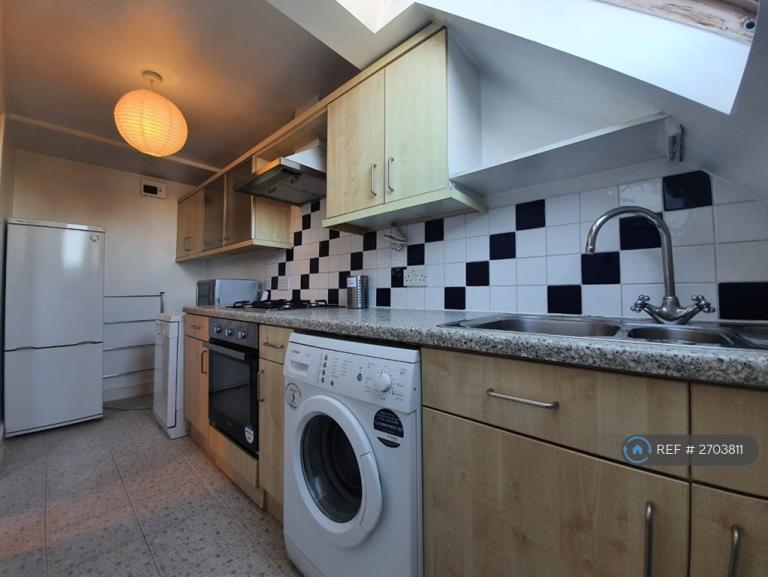 1 bedroom flat in Clapham, London, SW18 (1 bed) (#2703811)