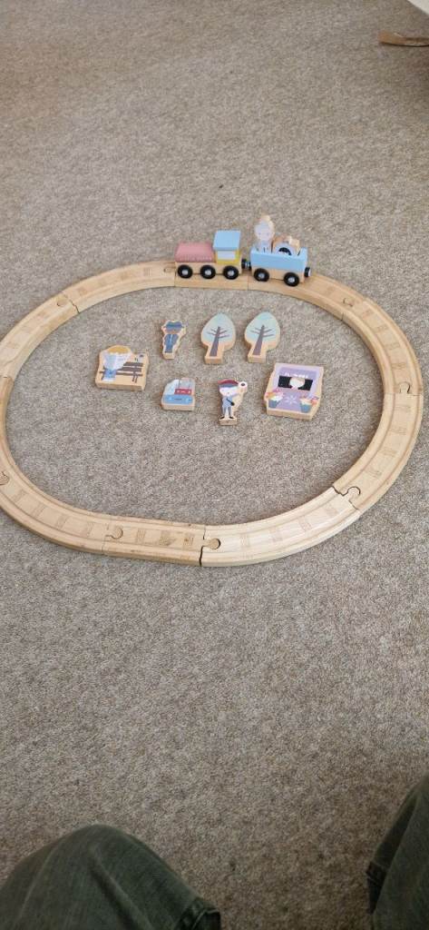  WOODEN TRAIN TRACK WITH TRAIN AND ACCESSORIES. EXCELLENT CONDITION.