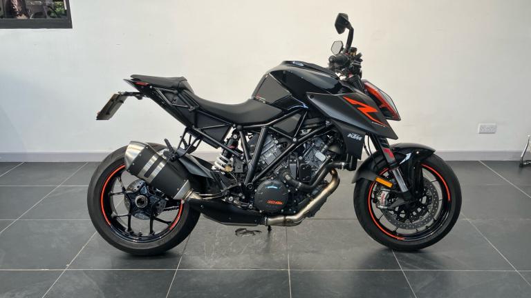 2017 KTM Superduke 1290 Super Duke R (17MY) DUEL Petrol Manual