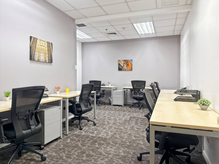 Swansea - SA1 5JE \ Adaptable Office Space with a 15-Desk Layout