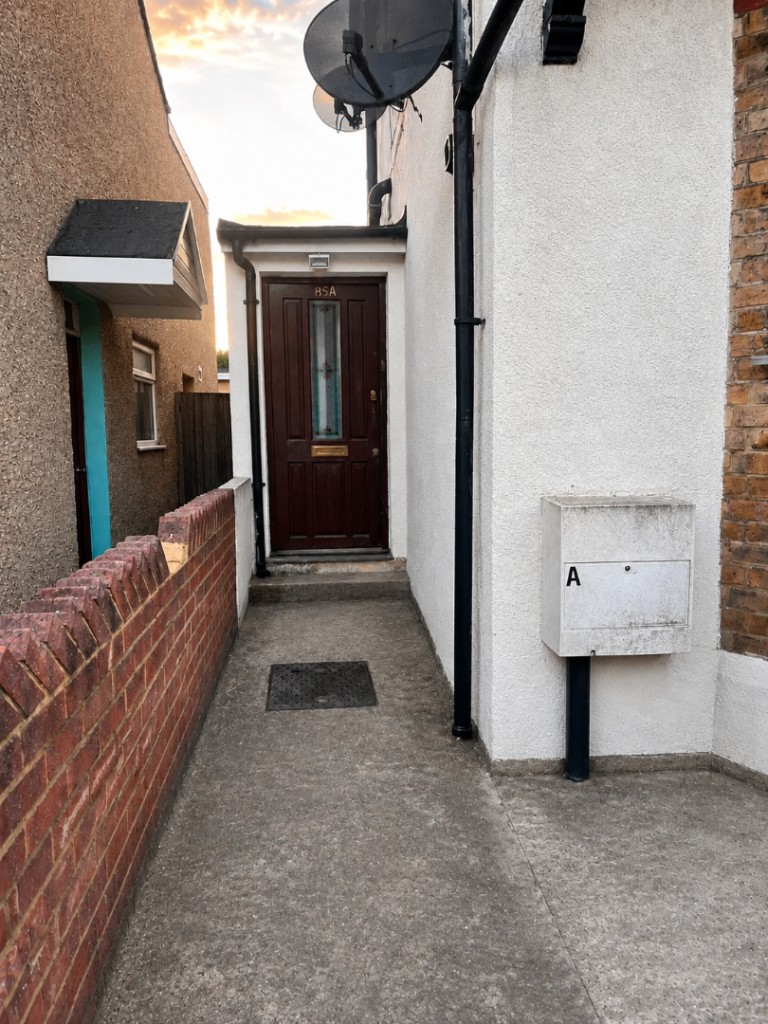 Large 2 Bedroom Ground Floor Flat with Garden Room, 2 Bathrooms, Private Garden & Parking