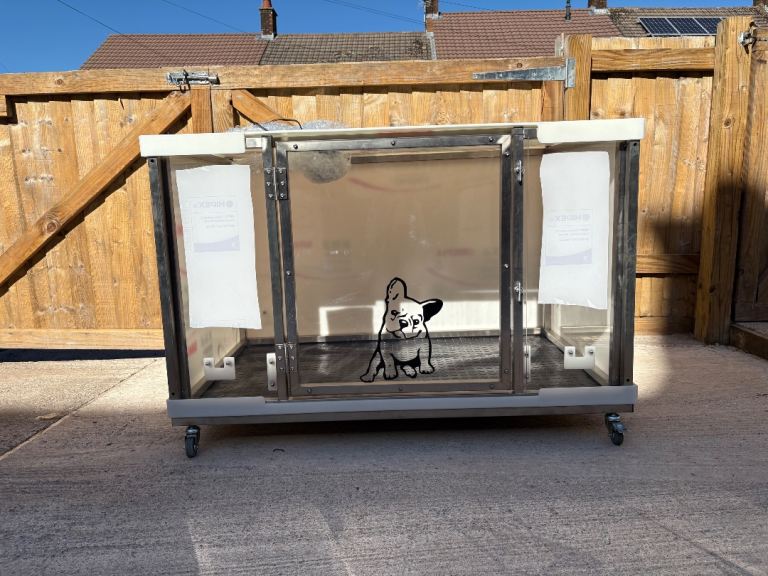 Plaztek Whelping box built in heated mat and light 