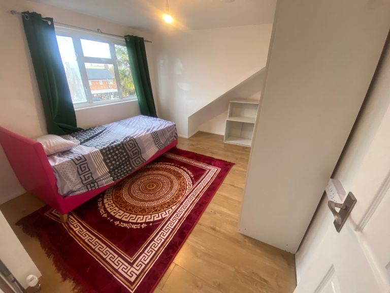 £650 - beautiful room available in a very quiet home - HEATHROW-  all bills included 