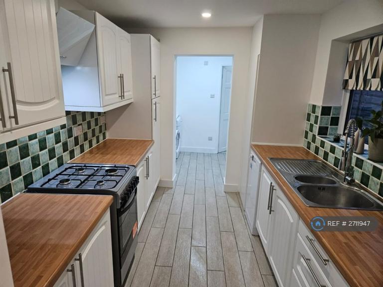 4 bedroom house in Tonge Road, Sittingbourne, ME10 (4 bed) (#2711947)