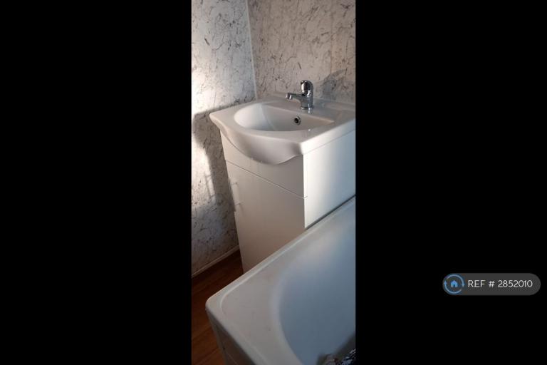 1 bedroom flat in Lodge Avenue, Dagenham, RM8 (1 bed) (#2852010)