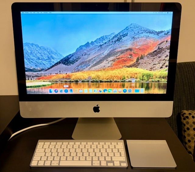 2011 21.5'' iMac all in one Apple desktop computer