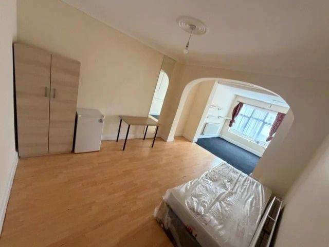 Ensuite Room to Rent – Ilford IG1 | DSS Welcome | UC Accepted