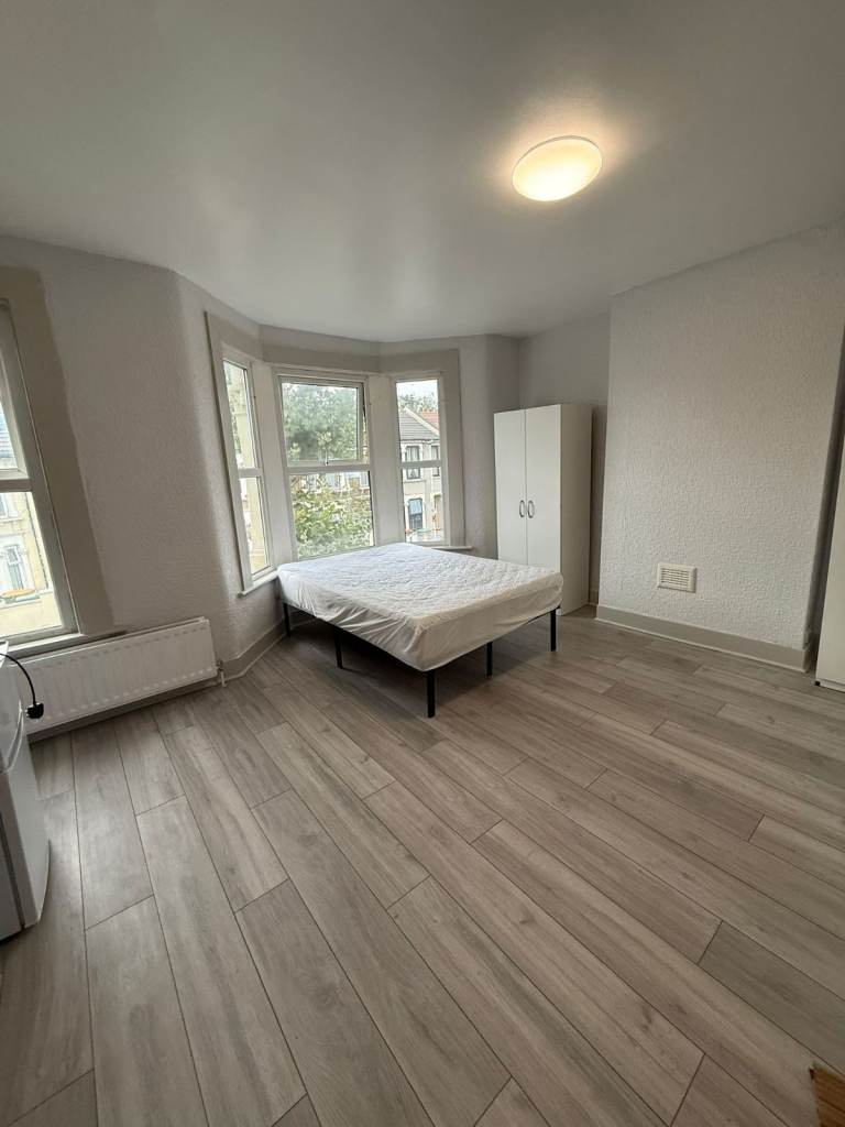 🏠 COMFORTABLE SINGLE ROOM IN POPLAR — AVAILABLE NOW ⭐