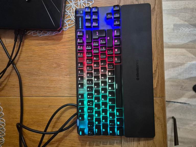 SteelSeries Apex 7 TKL - Mechanical Gaming Keyboard - OLED Display - Red Switches - QWERTY Layout