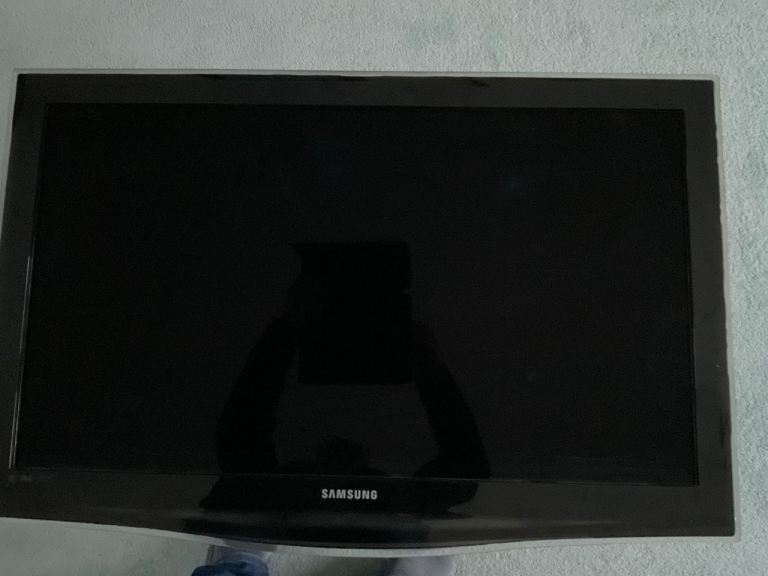 SAMSUNG NON SMART 37 INCH TV.