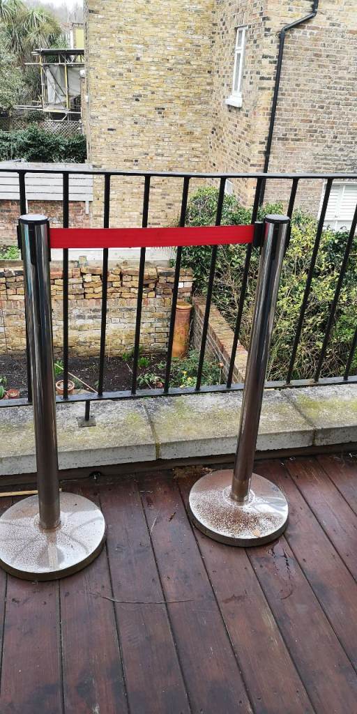 Pair of retractable queue barriers