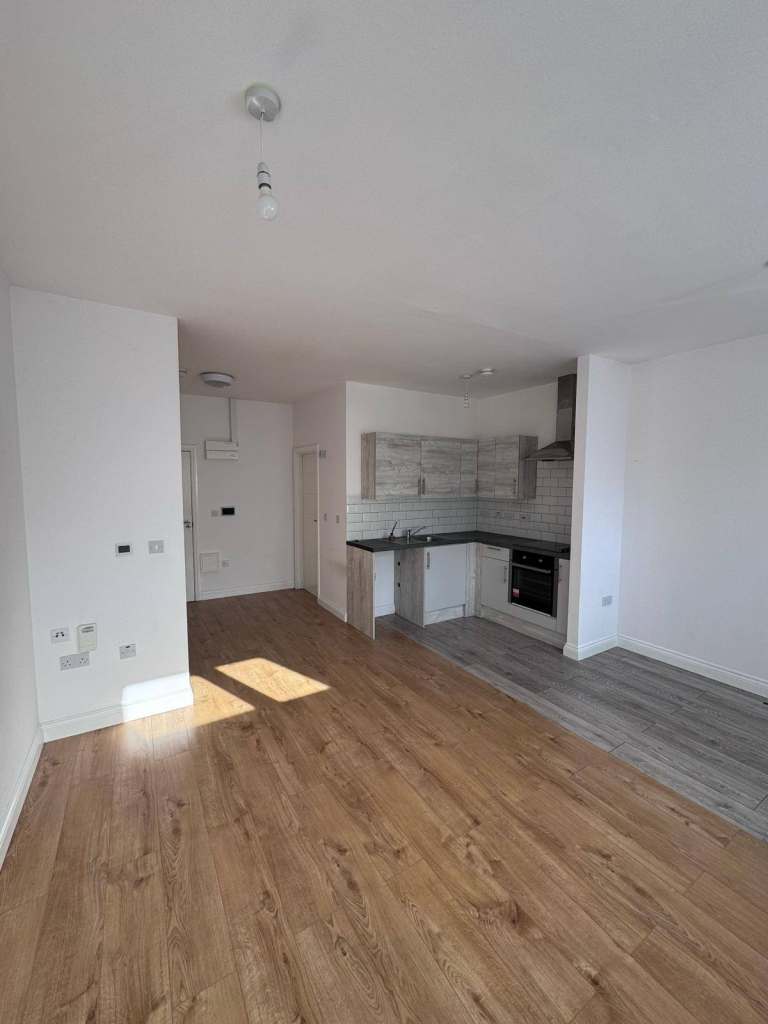 NEWLY REFURBISHED STUDIO FLAT MAIN COV ROAD CCTV SECURE PARKING CLOSE TO ALL AMENITIES