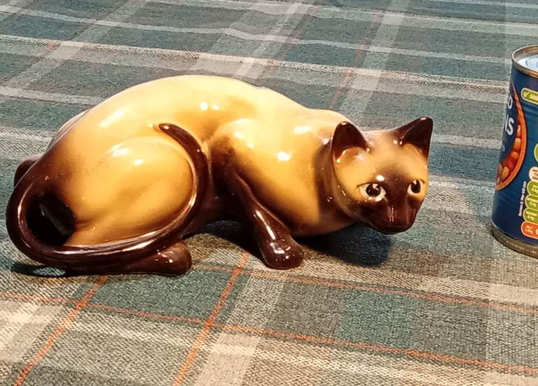  Vintage Trentham Art Ware Siamese cat,  approx 9in long (23cm) excellent condition