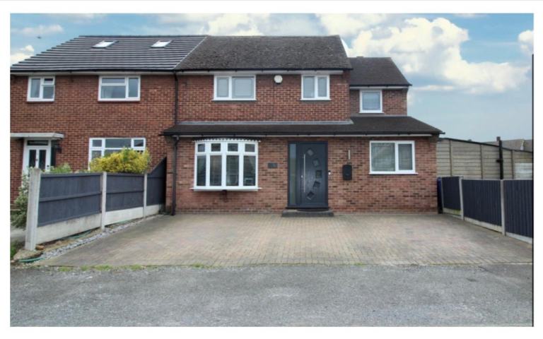 Beautiful 4 Bedroom House With Private Garden Available To Let In South Ockendon (RM15 5PN)