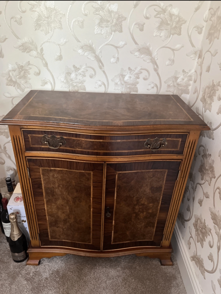 Walnut bow sideboard, one drawer + double cabinet