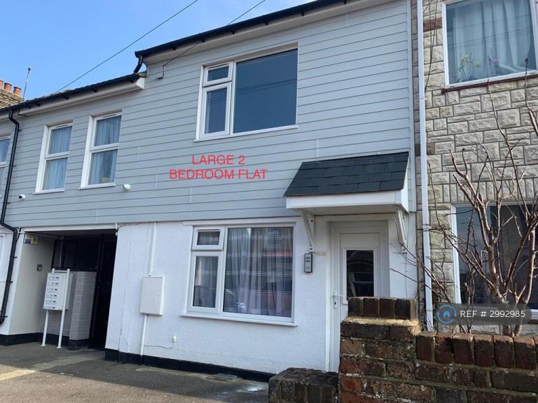 2 bedroom flat in Cowper Road, Sittingbourne, ME10 (2 bed) (#2992985)