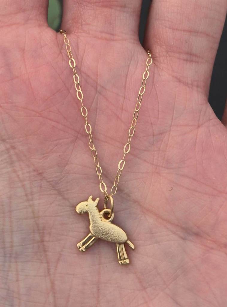 9ct gold cartoon horse & chain necklace