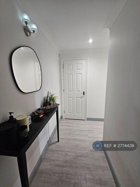 1 bedroom flat in Maltings Close, London, E3 (1 bed) (#2774439)