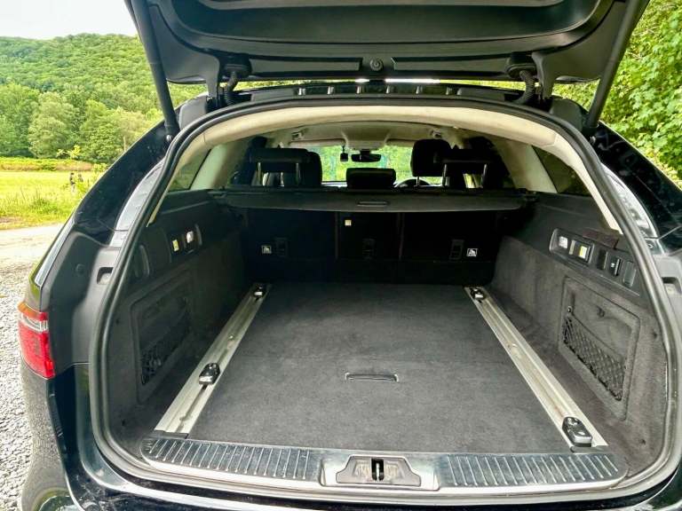 JAGUAR XF 2.0 T 250*PORTFOLIO ESTATE*Xenons-Meridian-FSH-ULEZ-Cam-Pronav*Superb