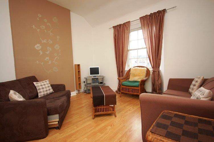 Beautiful, 2 bedroom, 3rd floor flat in central location - available January