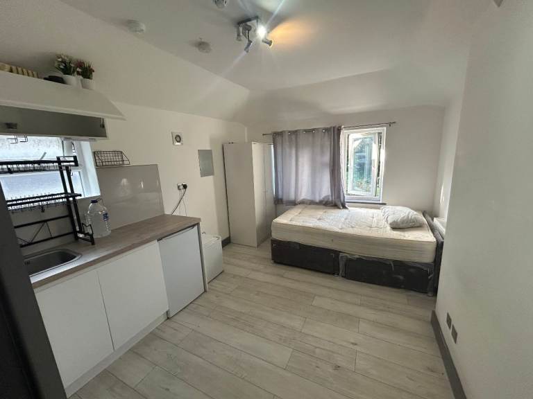 Studio Flat to Rent in Dollis Hill Lane, NW2 6HH - ALL BILLS EXCEPT COUNCIL TAX INC. DSS OKAY