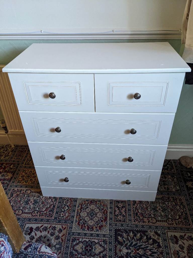High Quality White wooden chest of drawers in good condition (