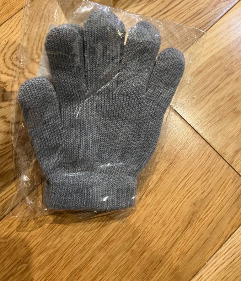 New. Grey gloves lid . 4-5 years 