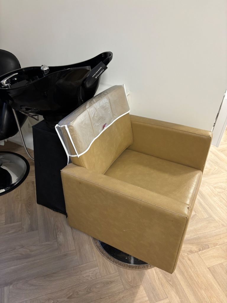 Hairdresser chair and head wash 