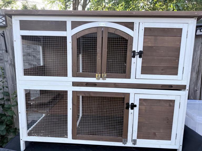 Rabbit hutch with cover