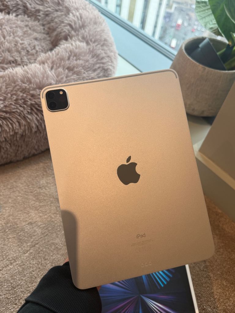 Selling this iPad Pro 11-inch (3rd Generation) 256GB, Wi-Fi (Silver) in like-new, pristine condition