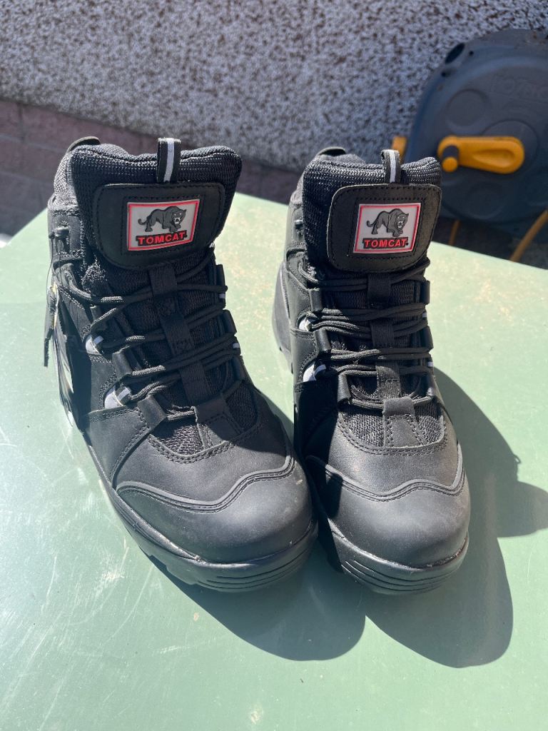 New Tomcat safety boots size UK10