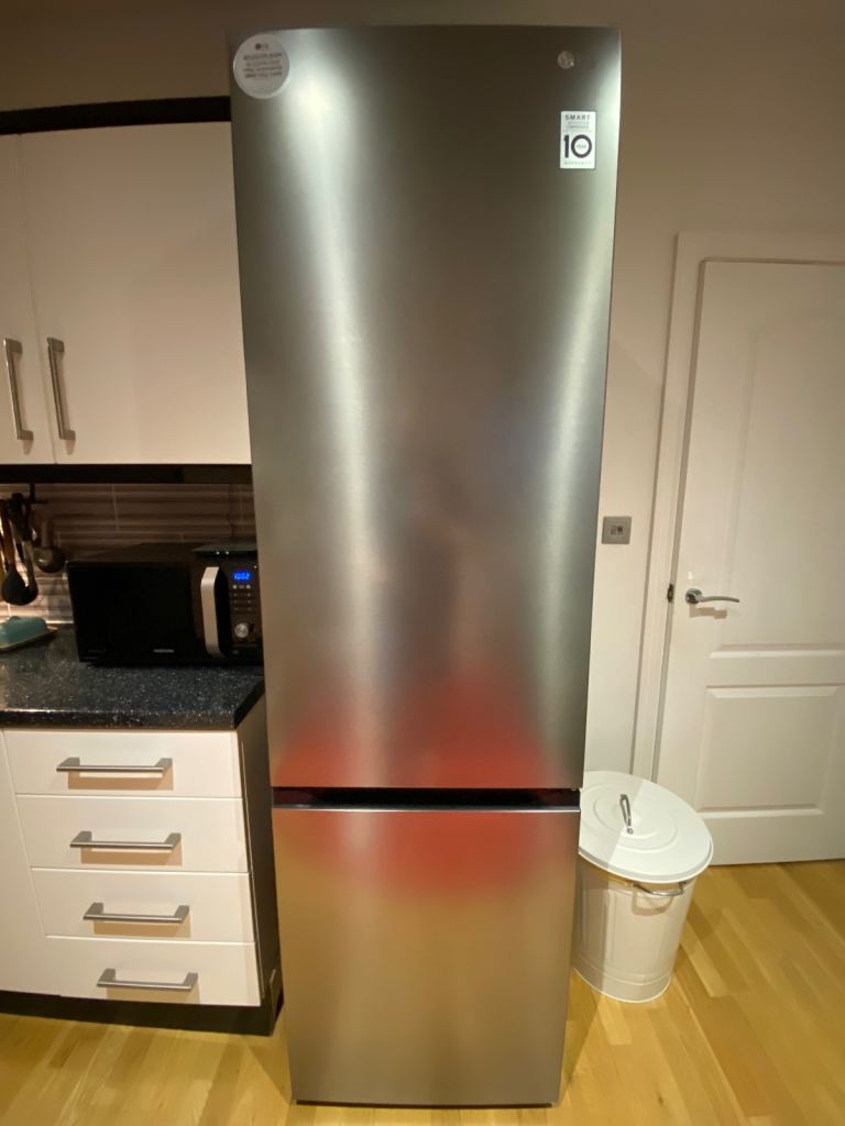 LG NatureFRESH 387L Fridge Freezer – Prime Silver – Excellent Working Condition