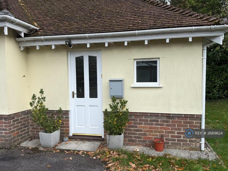 Studio flat in Birch Road, Chilworth, Southampton, SO16 (#2669624)