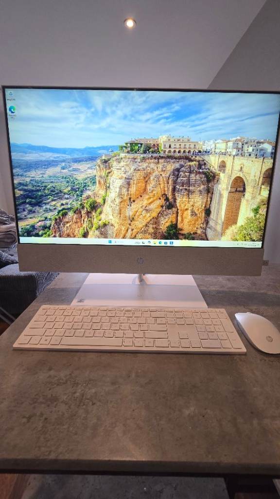 HP All-in-One PC with Keyboard and Mouse – As Good As New