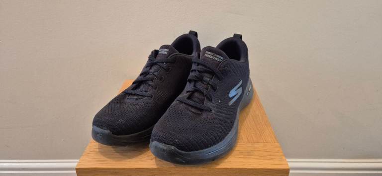 Skechers air cooled arch-fit trainers size 10