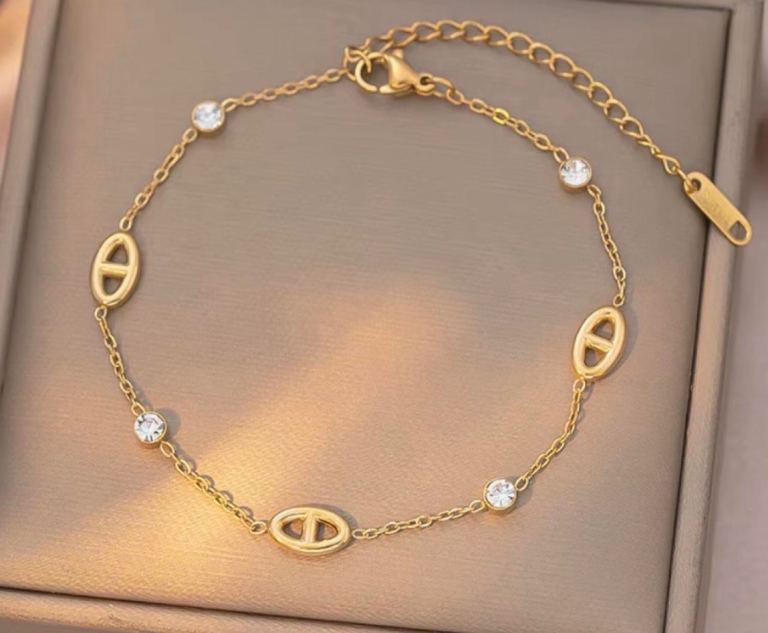 Gold Bracelet with Oval Links and Clear Stones – New