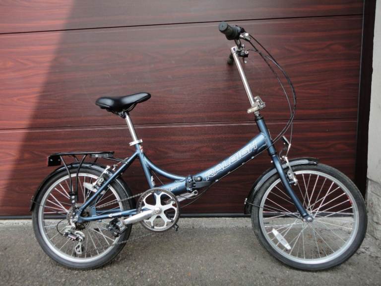 Raleigh swift folding bike, 20 inch wheels, 6 gears, aluminium frame, mud guards and rear rack