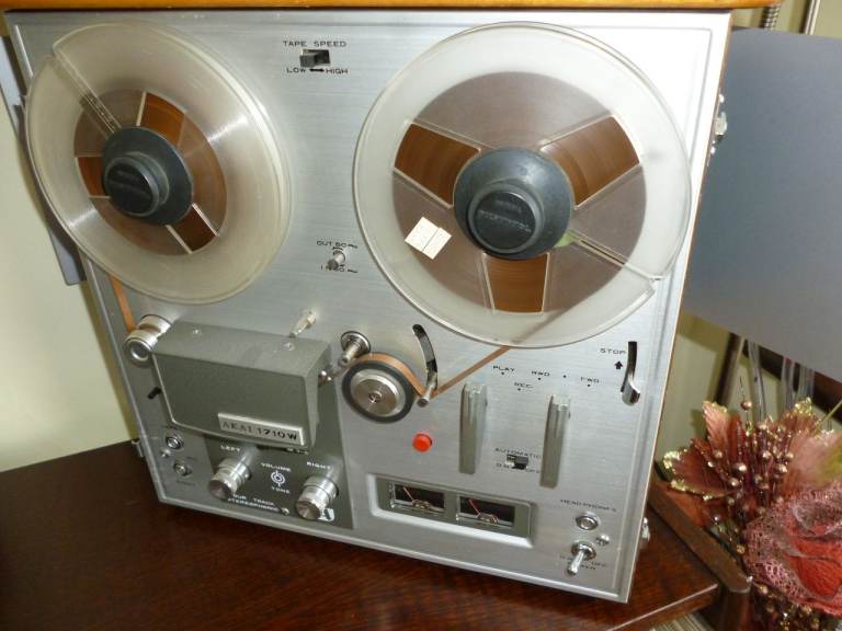  AKAI 1710W 4 track reel to reel tape recorder,Various 5",6",7"of indian bollywood evergreen songs..