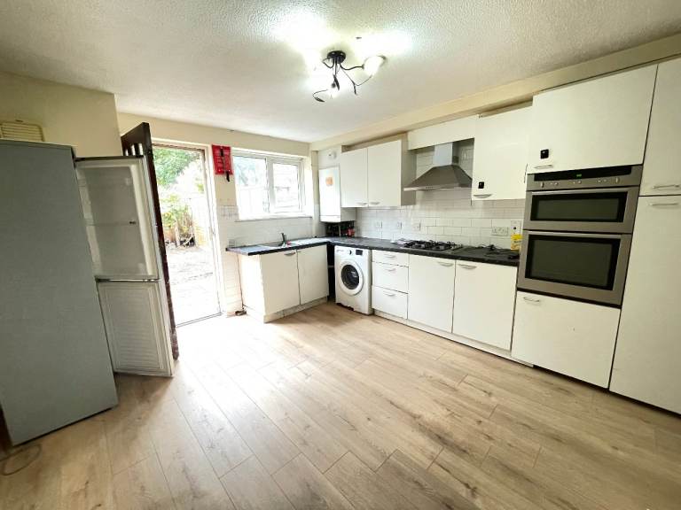 4/5 Bed House Close to Barking Station