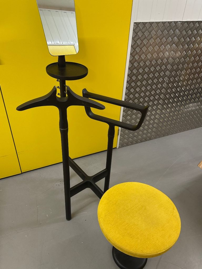 Porada Sam valet stand 
