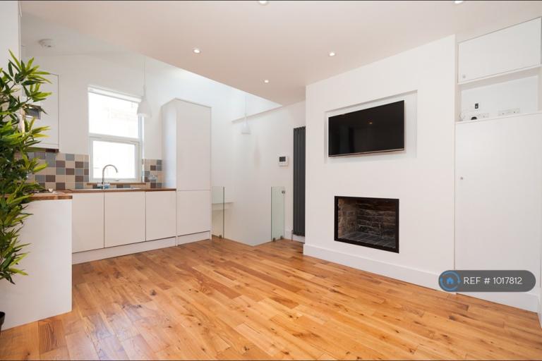1 bedroom flat in Bloemfontein Road, London, W12 (1 bed) (#1017812)