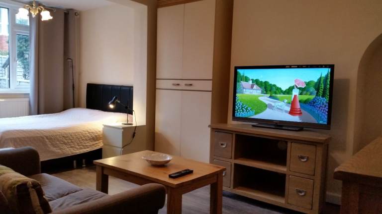 Stunning double bedroom for rent near Cowley police station 