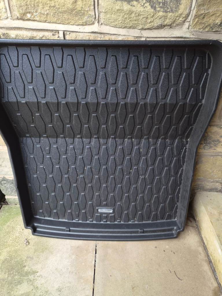 GENUINE JAGUAR XE BOOT LINER.AS NEW UNMARKED CONDITION 
