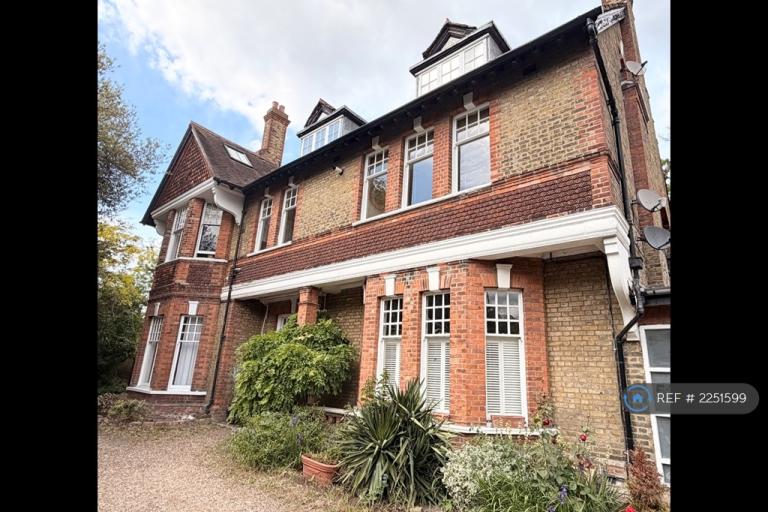 1 bedroom flat in Westcombe Park Road, London, SE3 (1 bed) (#2251599)