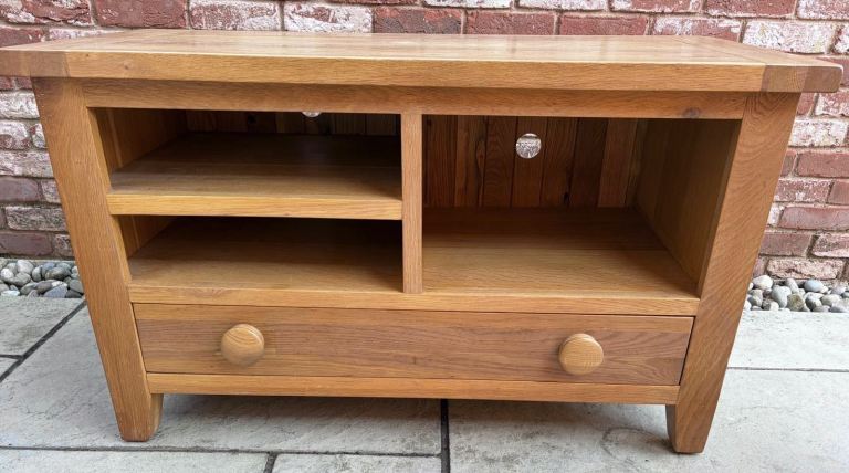 £45 !!! SOLID OAK TV CABINET   Bargain- £45