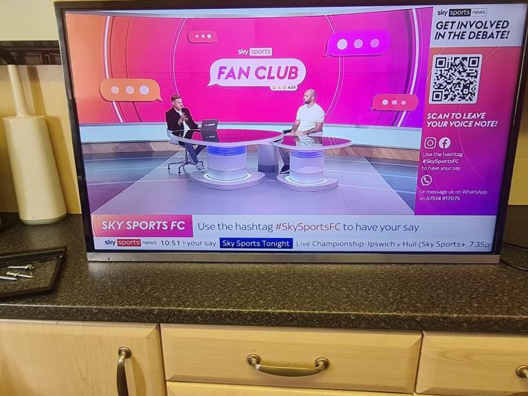 40 Inch TV/DVD With Wall Bracket