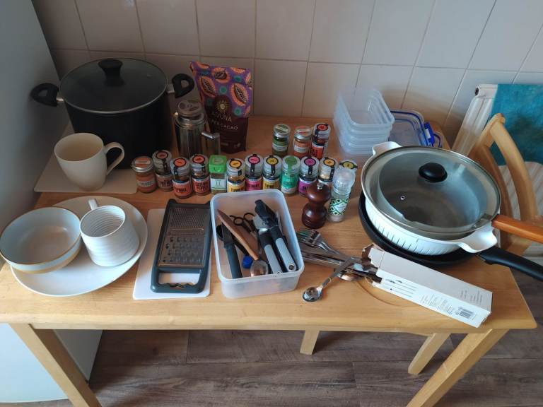 Kitchen Utensil and set : plate, mug, bowl, cutelry, pans, lids, colander, containers, fr press etc.