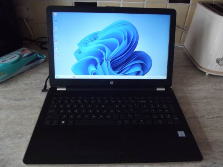 HP LAPTOP   i5   WINDOWS 11
