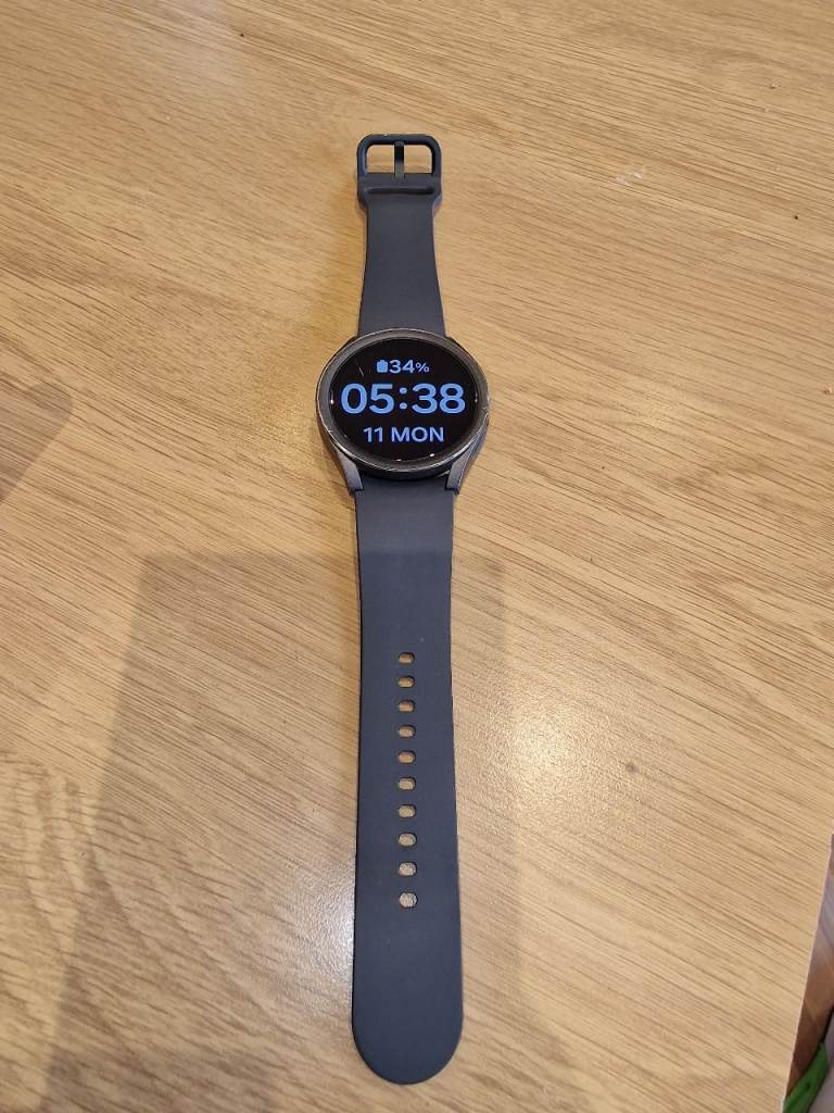 Samsung galaxy watch 6 like brand new cines wirh fast charger can deliver £80 