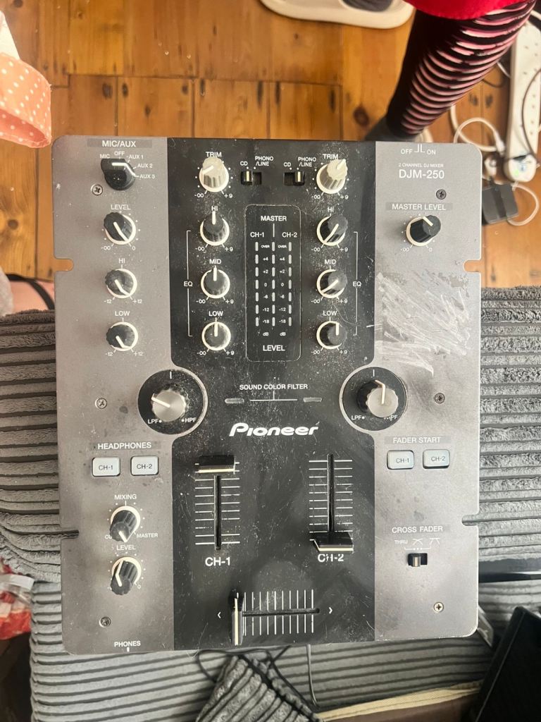 DJ MIXER AND 2 Stands